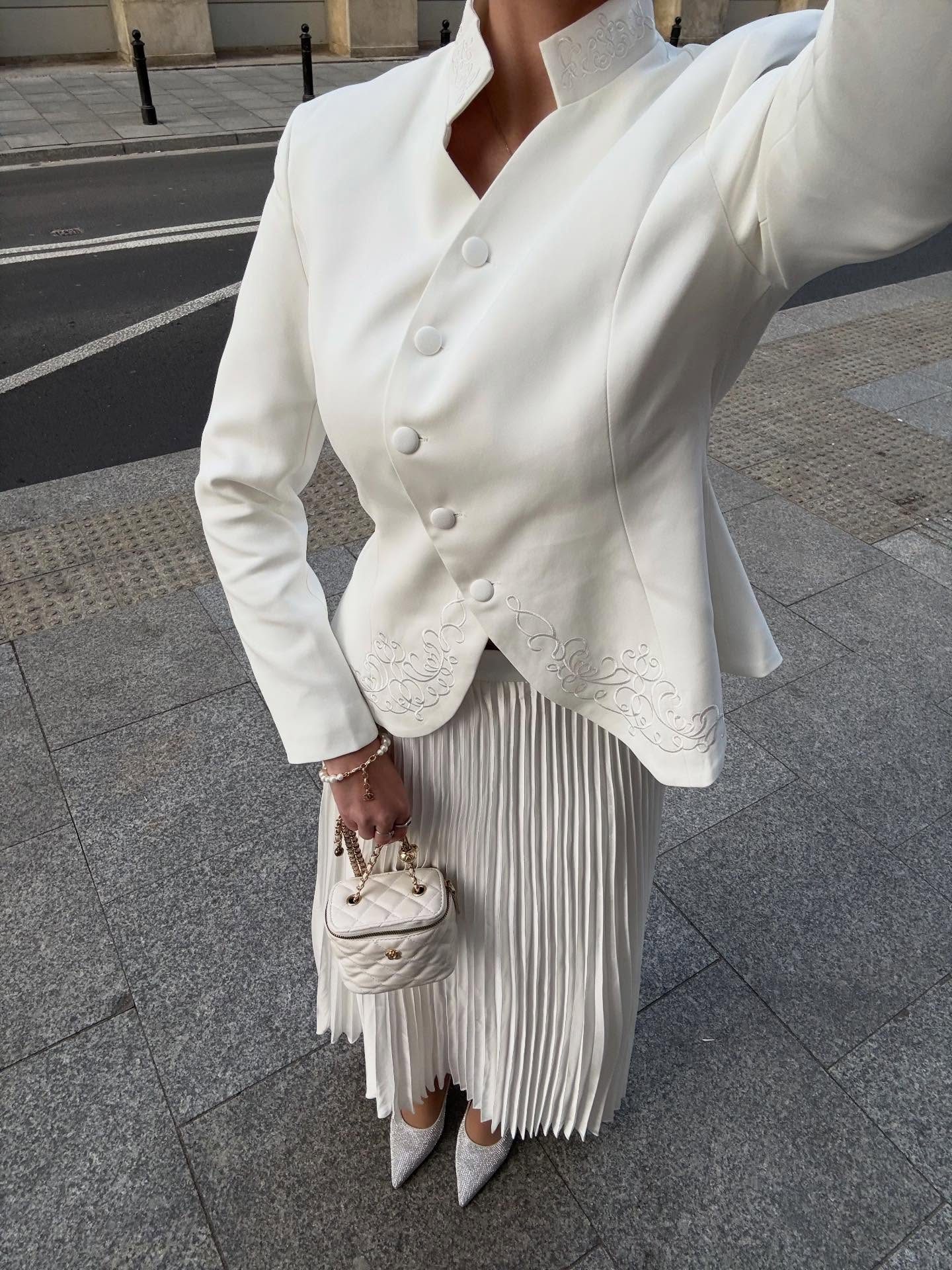 Sunfere — white jacket-dress with pleated skirt, frame 3