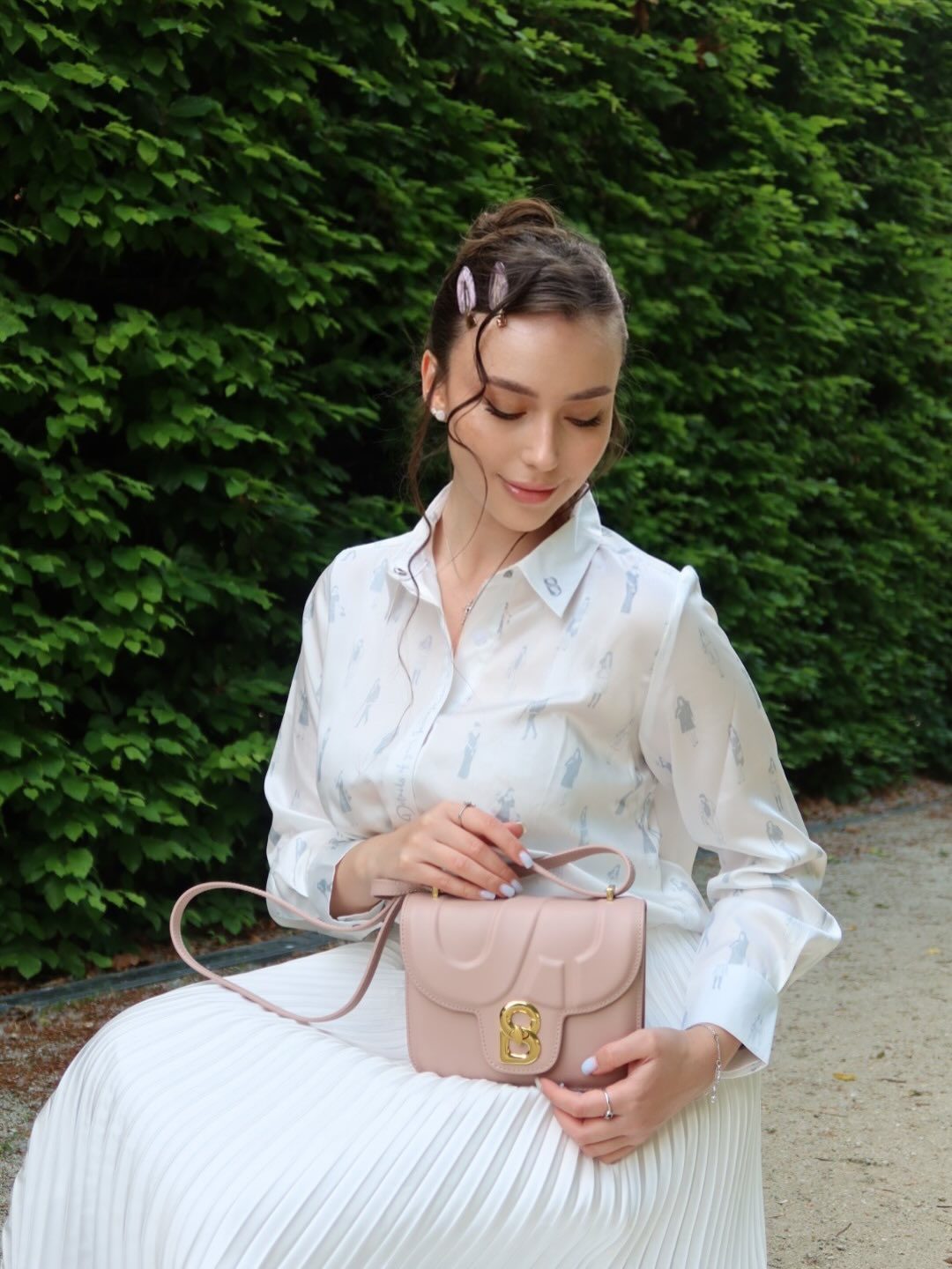 Buttonscarves — printed silk shirt, white pleated skirt and blush shoulder bag, frame 3