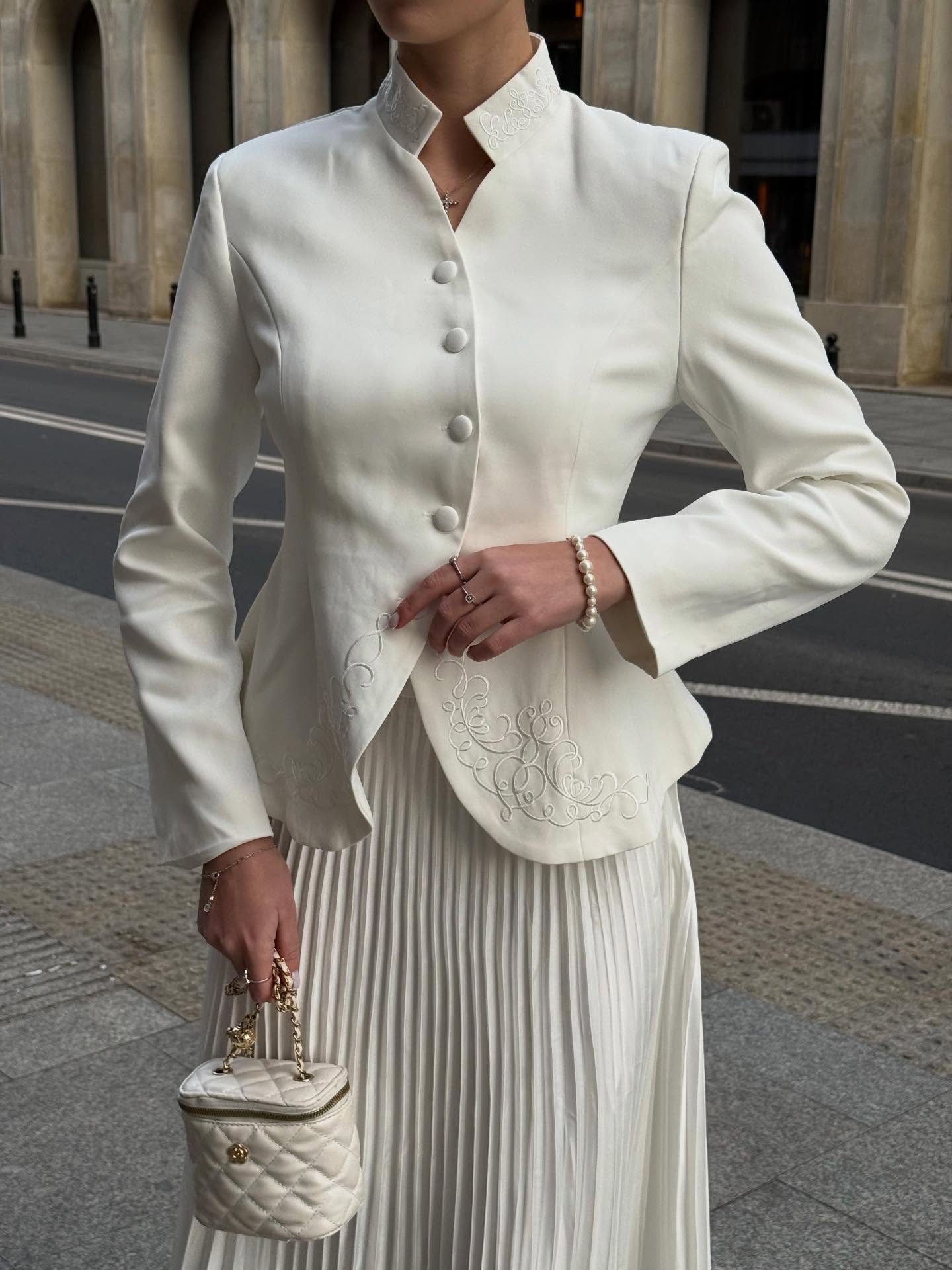 Sunfere — white jacket-dress with pleated skirt, frame 4